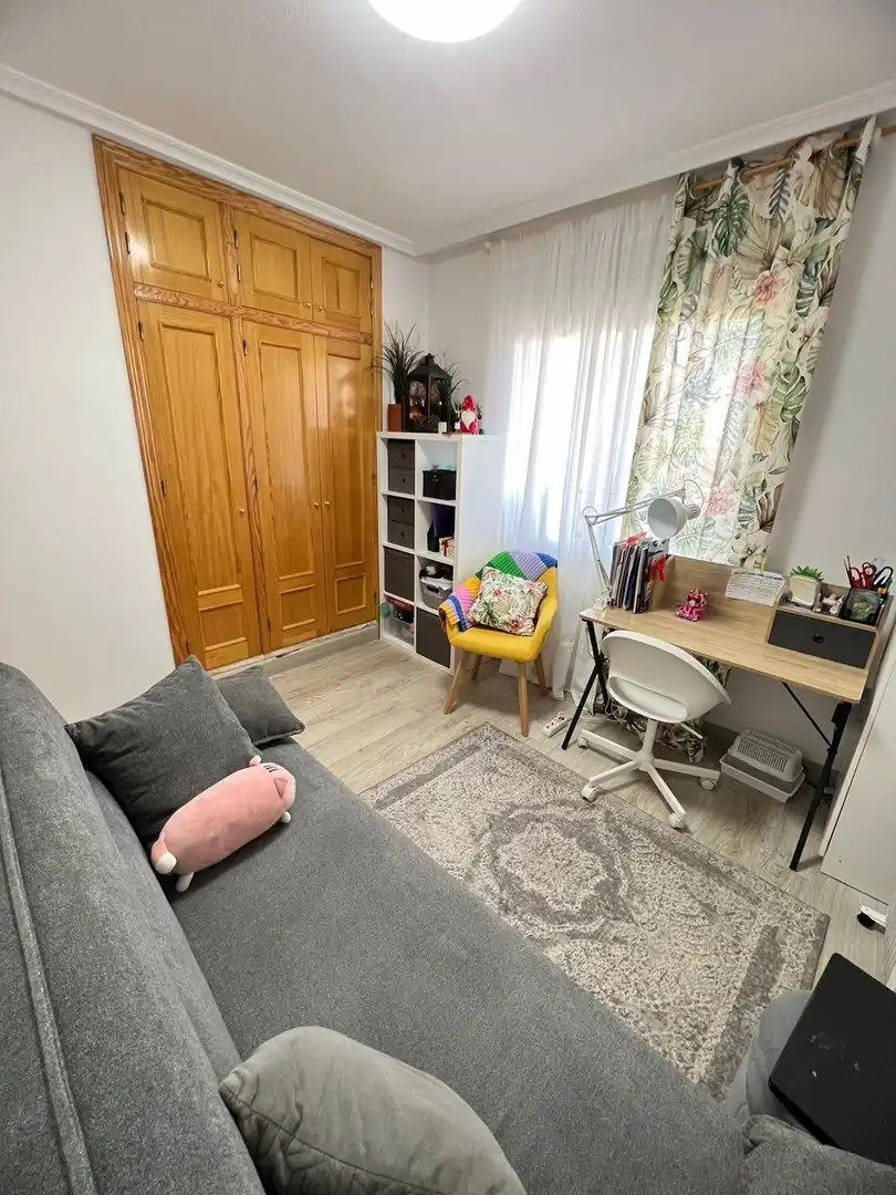 Habitación de Apartamento en venta en Torrevieja con Jardín privado, Terraza y Amueblado