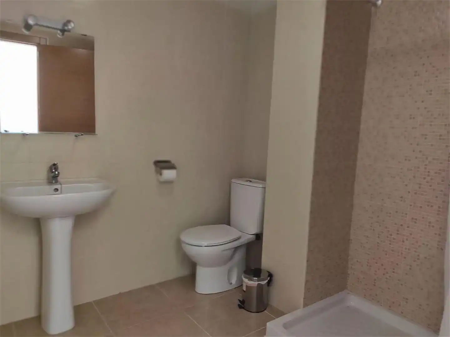 Badezimmer von Country house zur Miete in Pinet mit Klimaanlage und Balkon