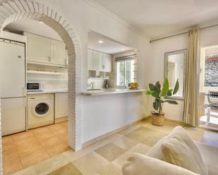 Cuina de Apartament de lloguer en Marbella amb Aire condicionat, Terrassa i Piscina