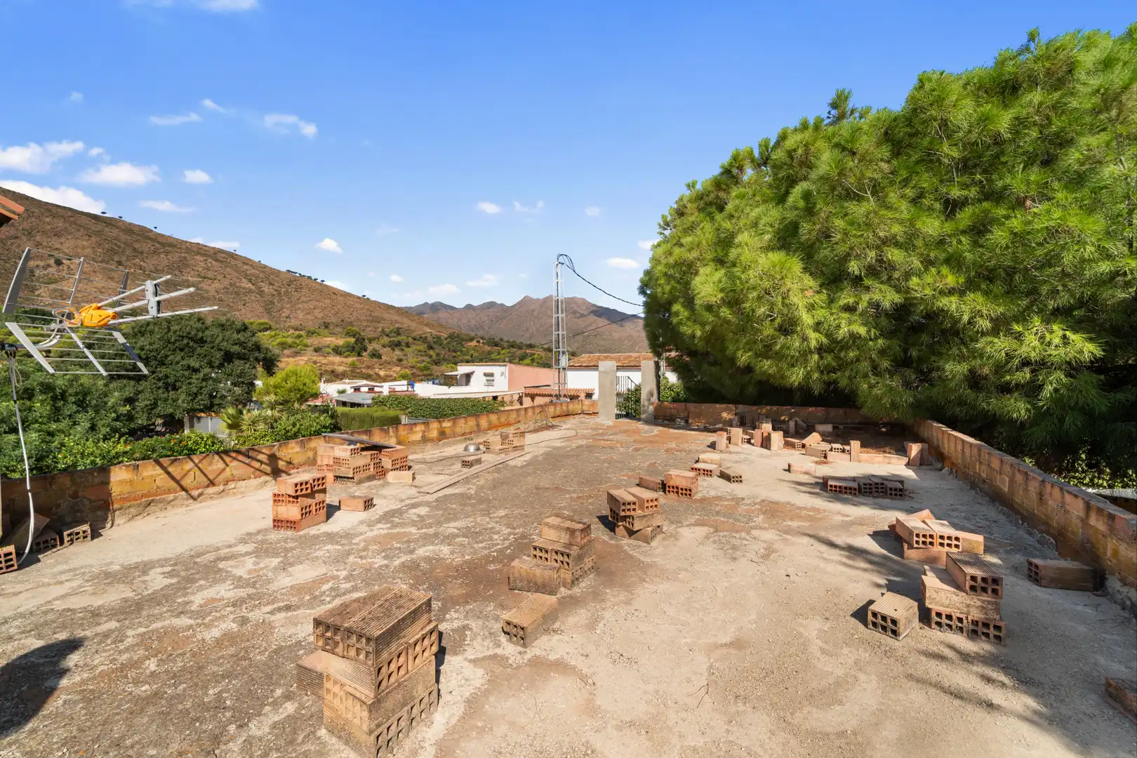 Vista exterior de Finca rústica en venda en Mijas amb Jardí privat i Piscina