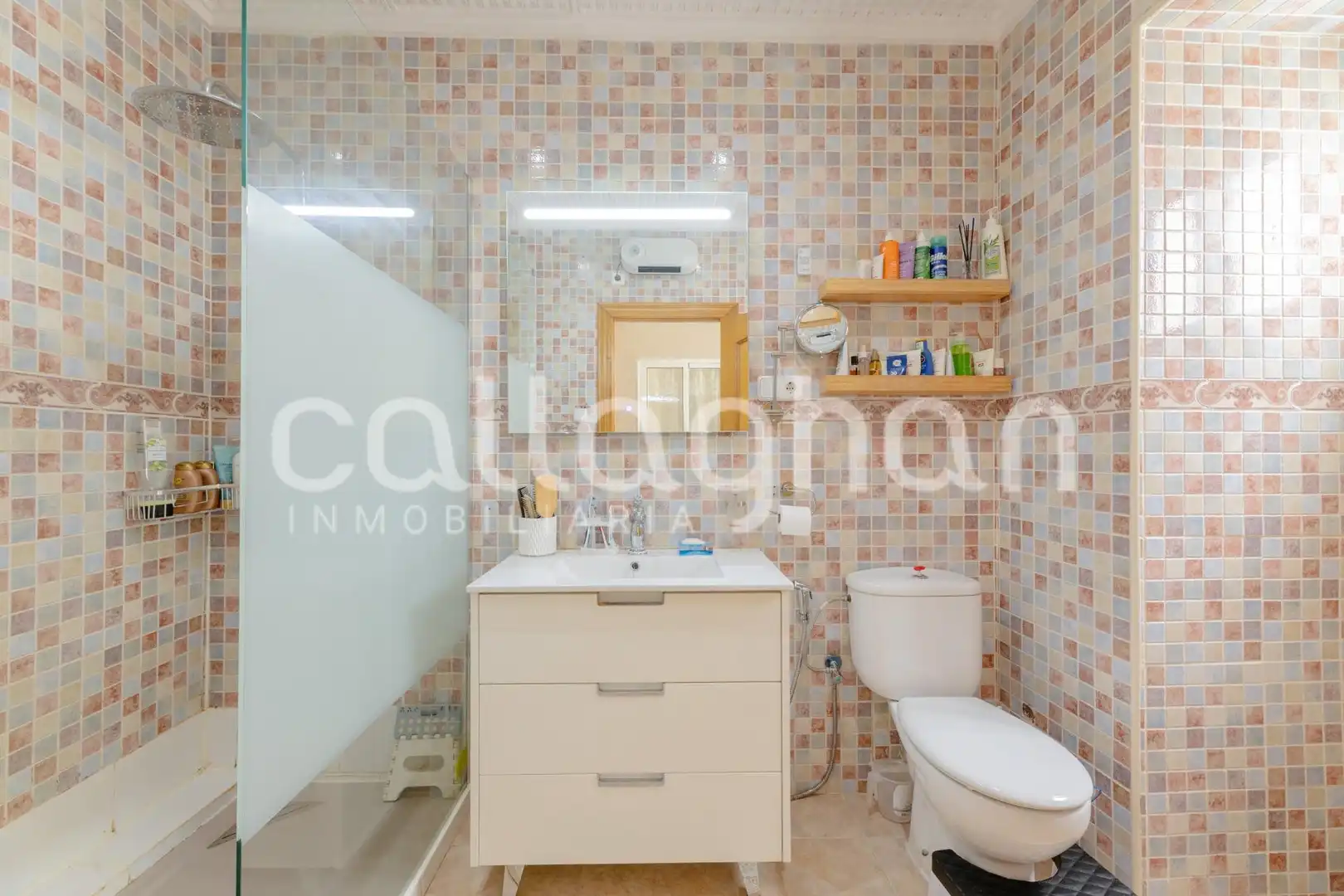 Bathroom of Flat for sale in Silla  with Air Conditioner, Terrace and Furnished