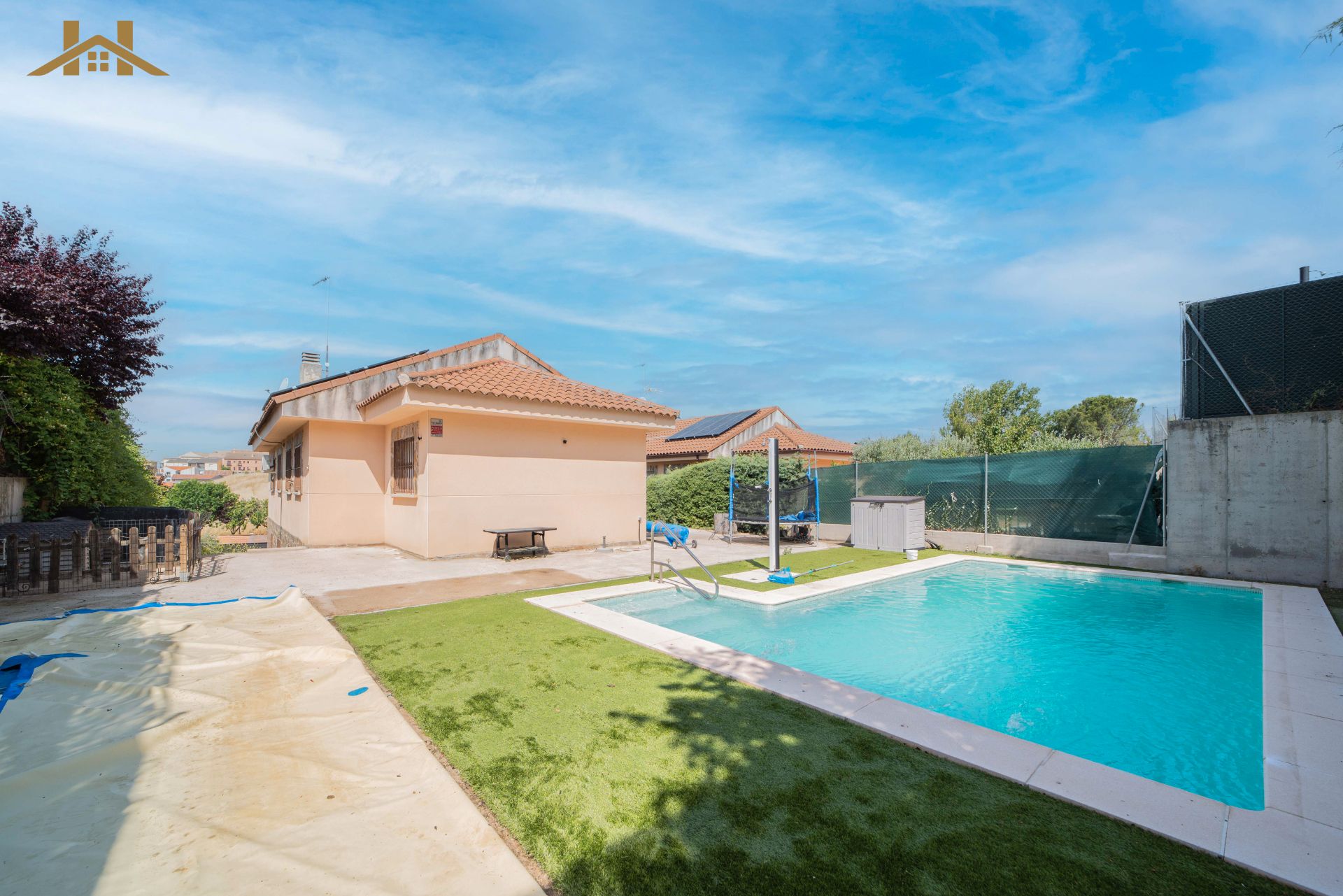 Swimming pool of House or chalet for sale in Villamantilla  with Air Conditioner, Heating and Private garden