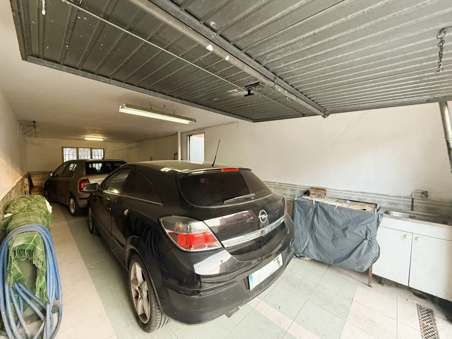 Aparcament de Casa adosada en venda en Coslada amb Calefacció, Jardí privat i Terrassa
