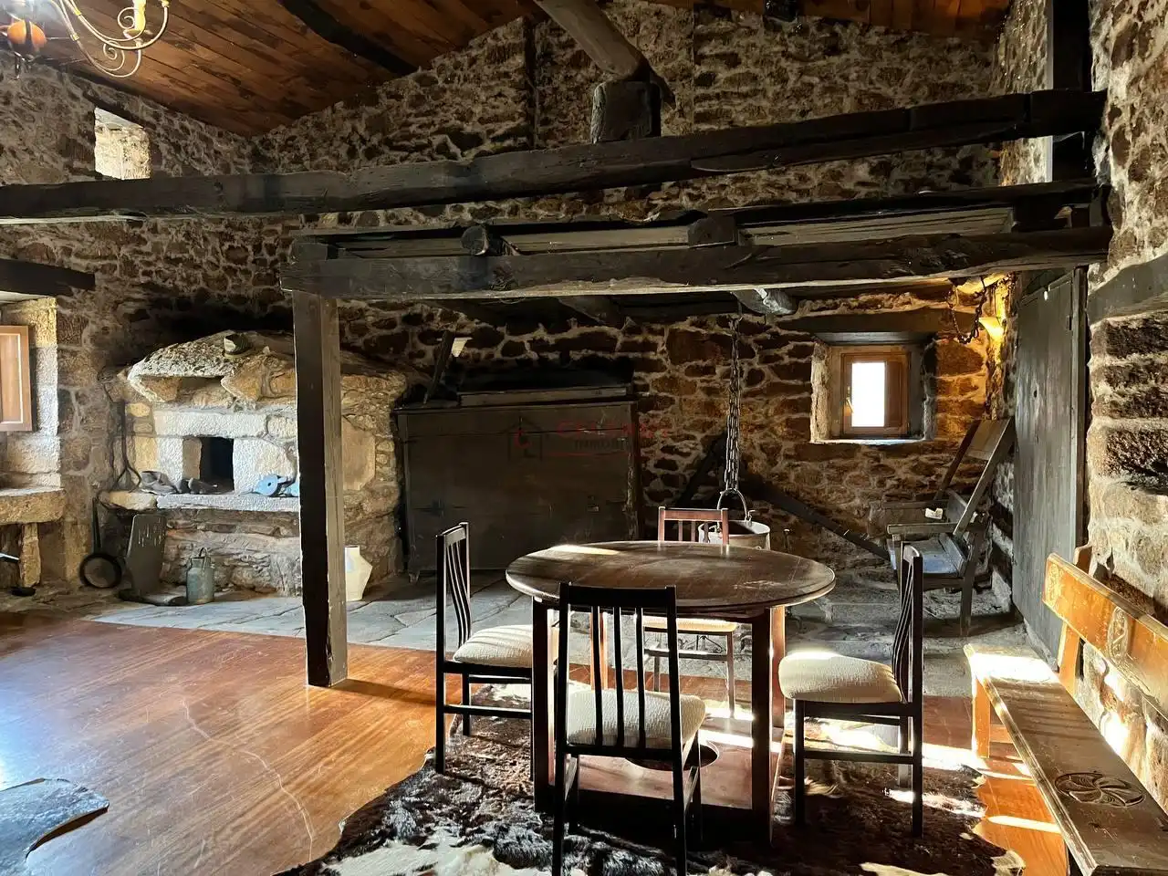 Menjador de Local en venda en A Pobra de Trives  amb Aire condicionat i Moblat