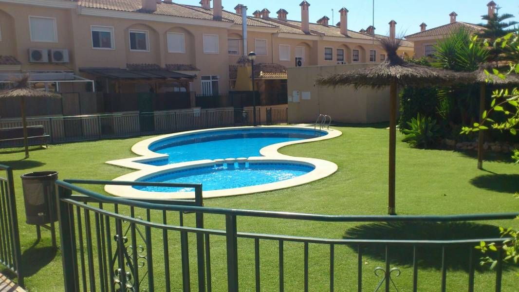Piscina de Casa adosada en venda en Elche / Elx amb Aire condicionat, Terrassa i Traster