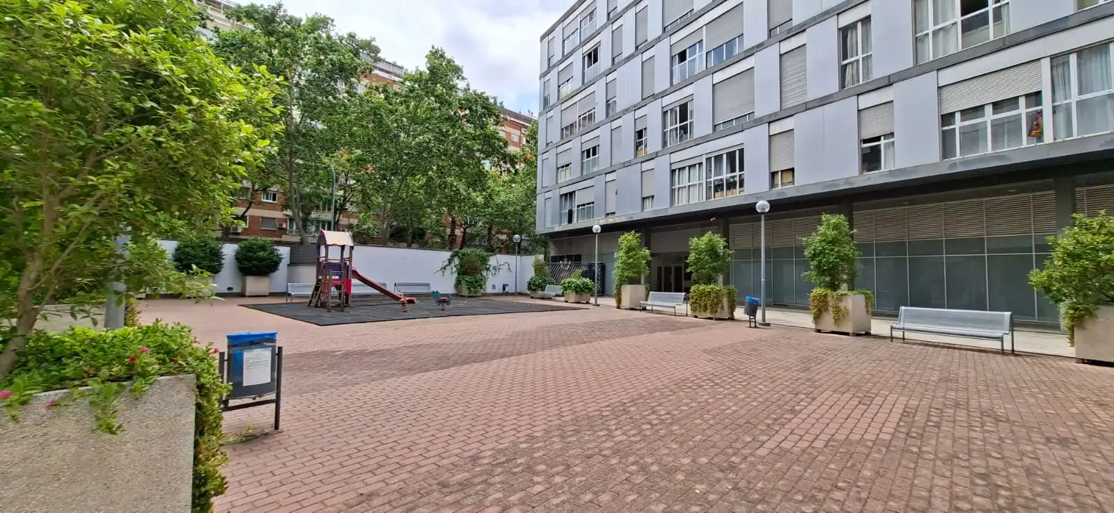 Parking de Piso en venta en Barcelona con Aire acondicionado, Calefacción y Jardín privado