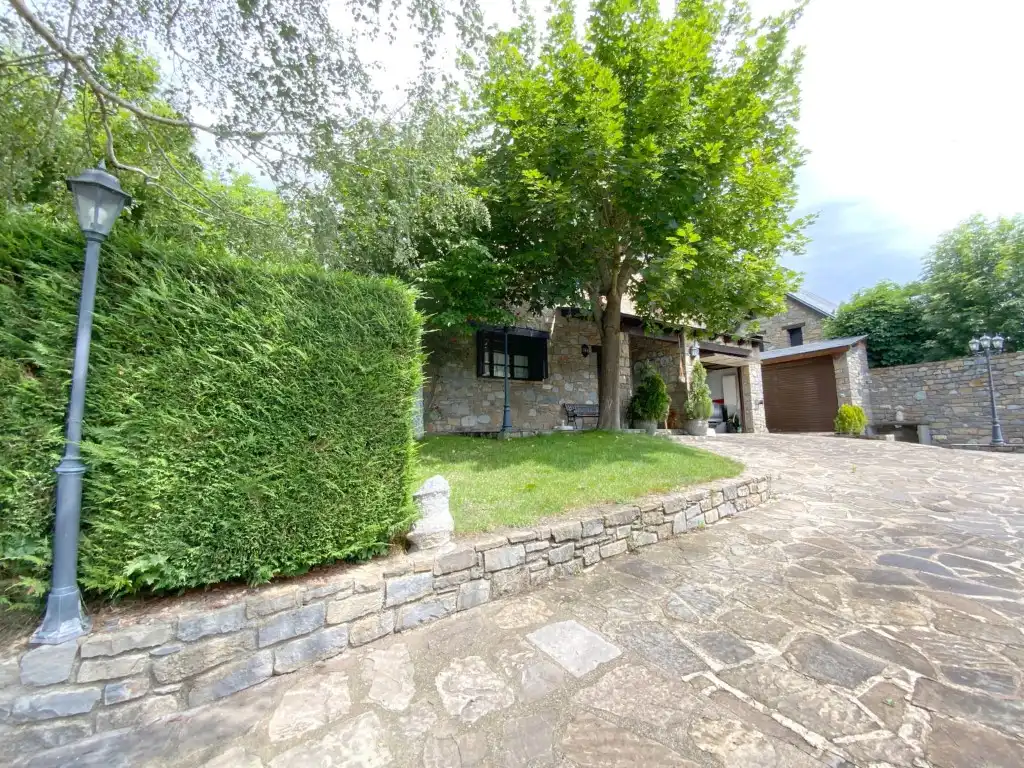 Vista exterior de Casa o xalet en venda en Sahún amb Jardí privat
