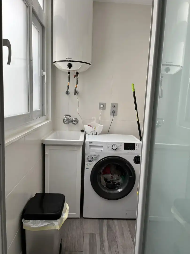 Baño de Piso de alquiler en Almería con Aire acondicionado, Calefacción y Amueblado