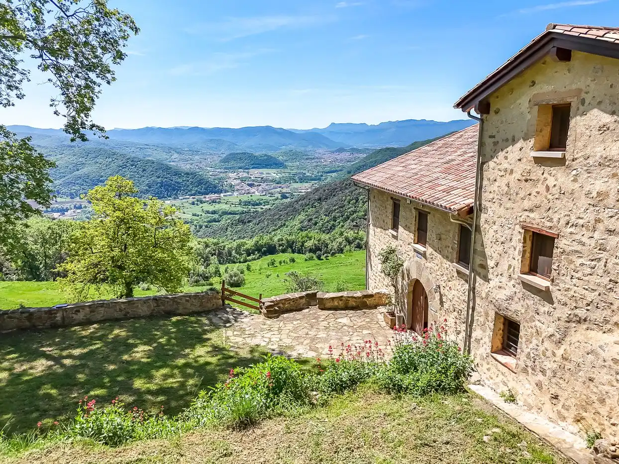 Casa rústica con jardín en venta en Sant Joan Les Fonts, imagen 2