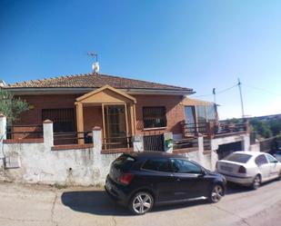 Vista exterior de Casa o xalet en venda en Móstoles amb Aire condicionat, Terrassa i Piscina