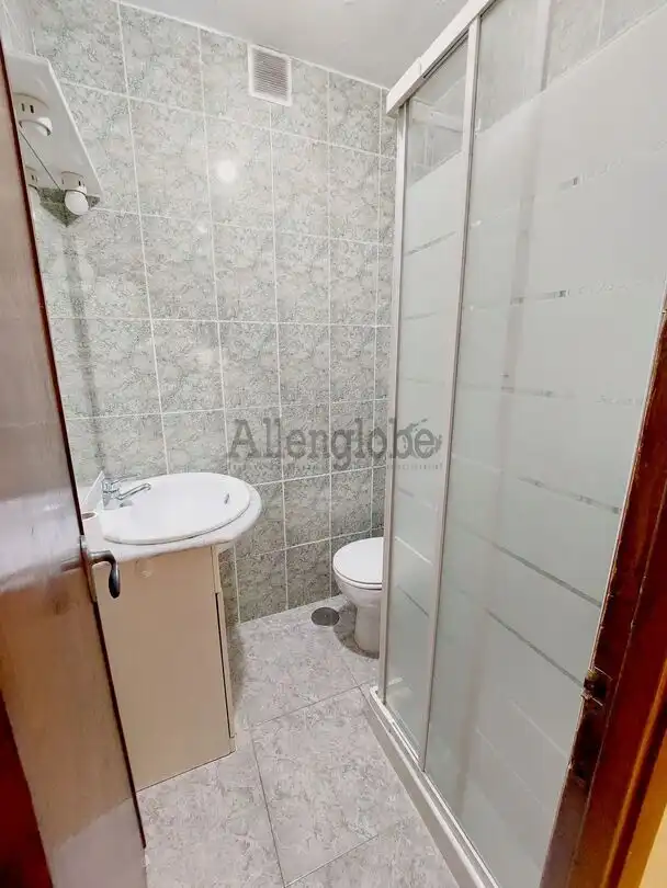 Baño de Piso de alquiler en Oviedo  con Calefacción y Balcón