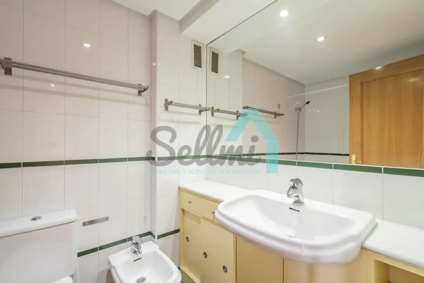 Baño de Piso de alquiler en Oviedo  con Calefacción, Parquet y Terraza