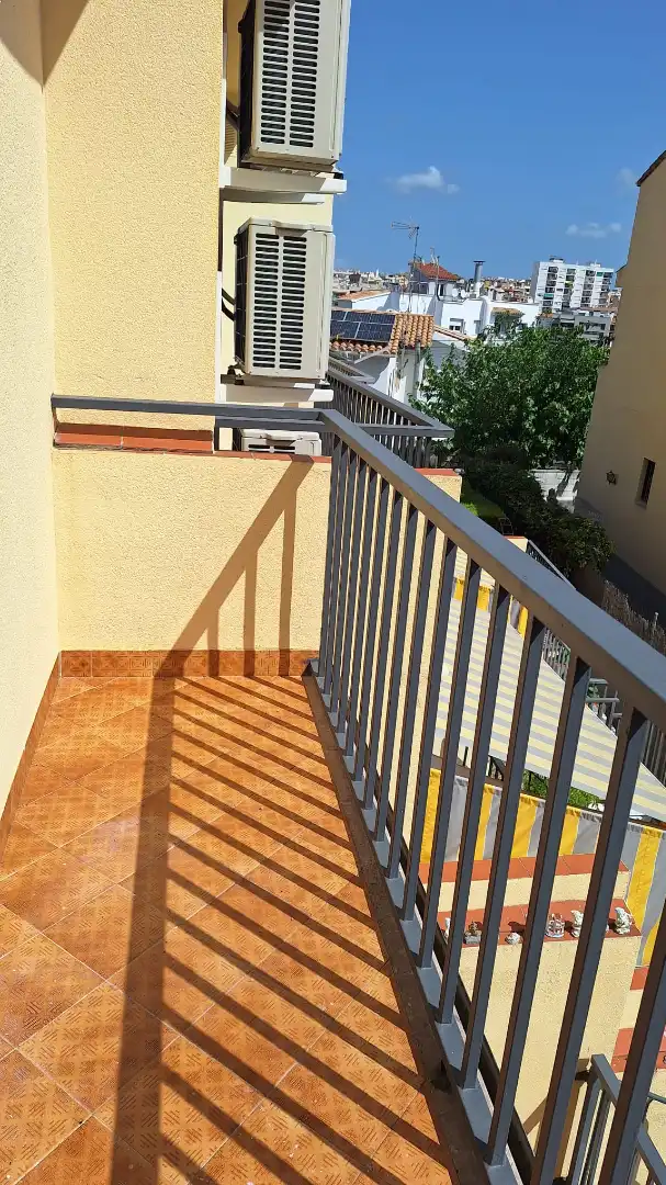 Terrasse von Einfamilien-Reihenhaus zum Verkauf in Torredembarra mit Heizung, Privatgarten und Terrasse