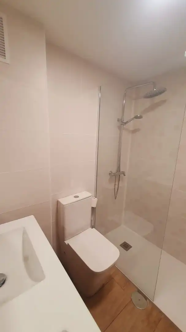 Baño de Piso de alquiler en Alicante / Alacant con Aire acondicionado, Calefacción y Terraza