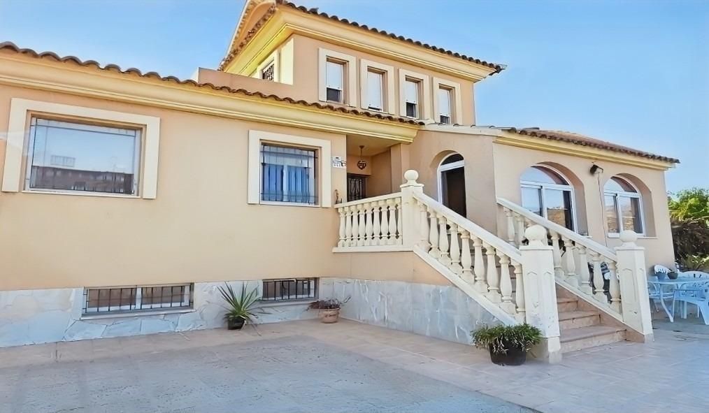 Vista exterior de Casa o xalet en venda en Totana amb Calefacció, Jardí privat i Terrassa