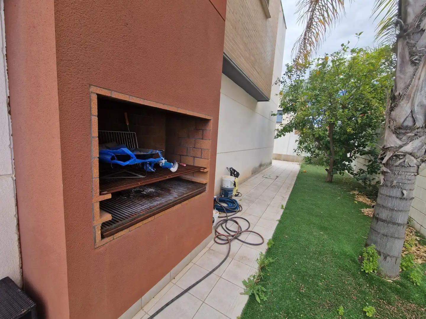 Garten von Einfamilien-Reihenhaus zum Verkauf in La Pobla de Vallbona mit Klimaanlage, Heizung und Privatgarten