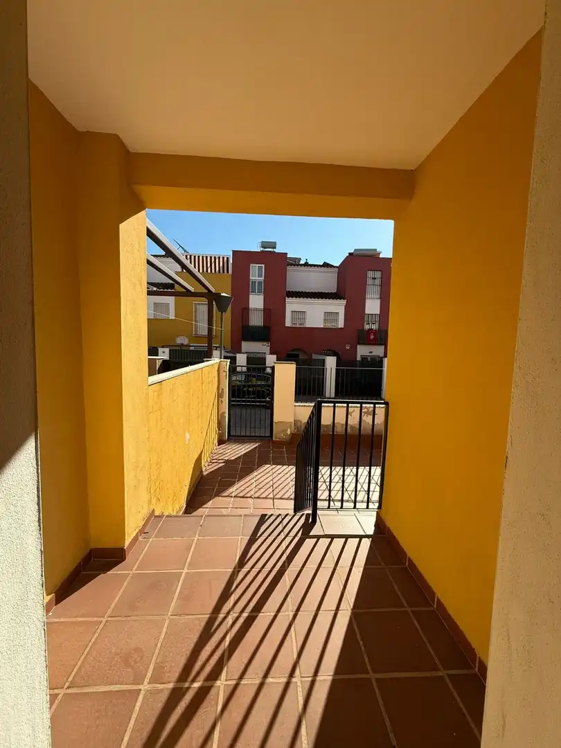 Vista exterior de Casa adosada en venda en Dos Hermanas amb Aire condicionat, Calefacció i Jardí privat