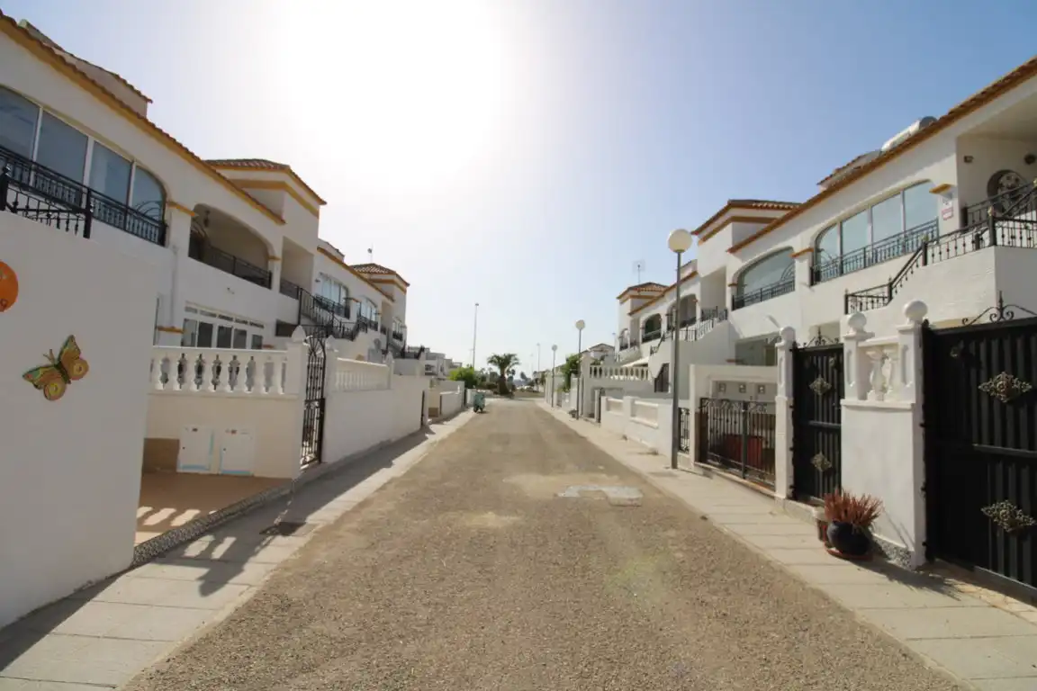 Vista exterior de Apartament en venda en Orihuela amb Terrassa, Moblat i Piscina comunitària