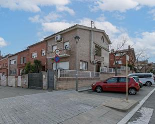 Vista exterior de Casa adosada en venda en Vilanova i la Geltrú amb Aire condicionat, Calefacció i Jardí privat