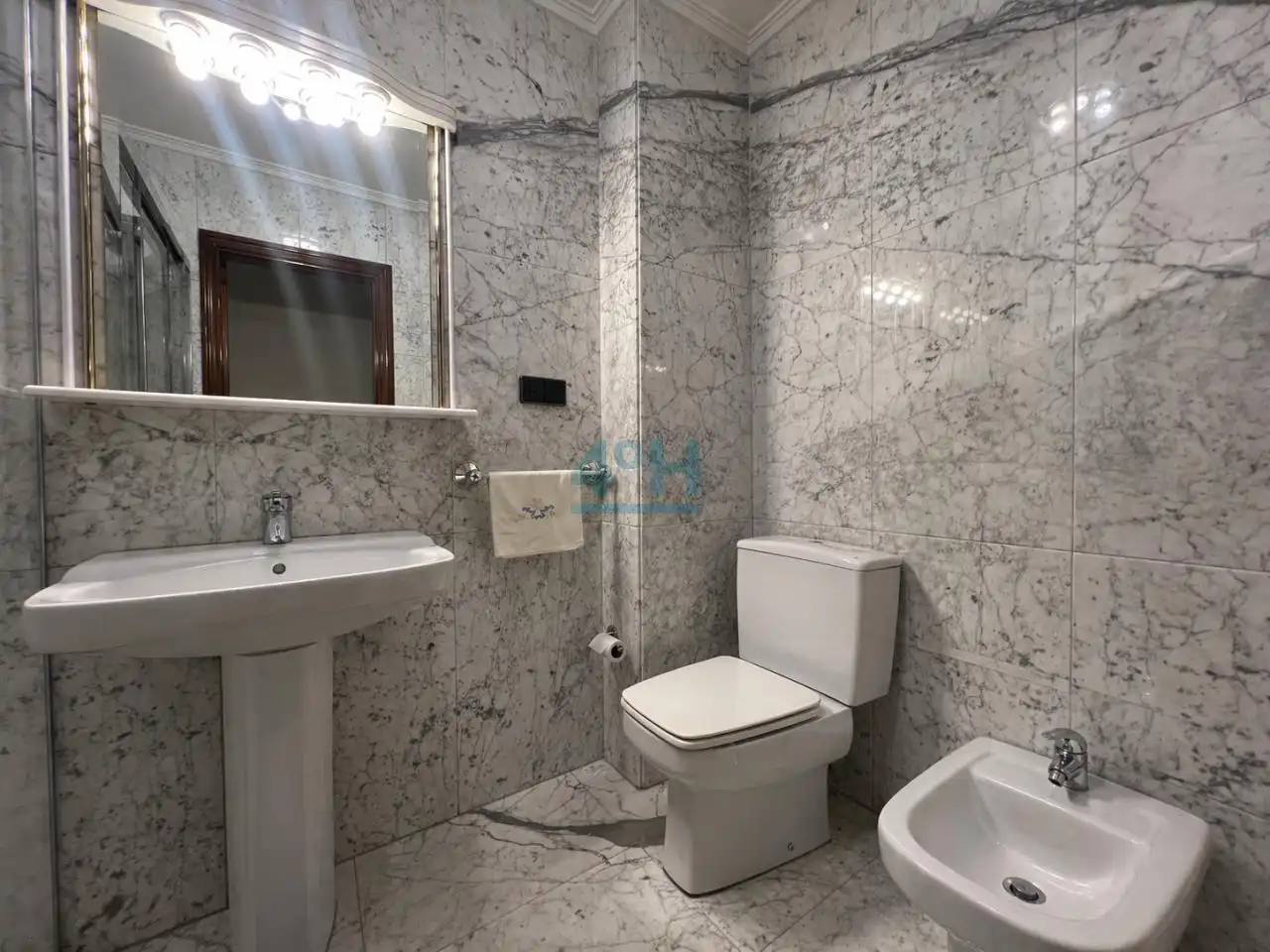 Bathroom of Flat for sale in Ourense Capital   with Heating, Parquet flooring and Storage room
