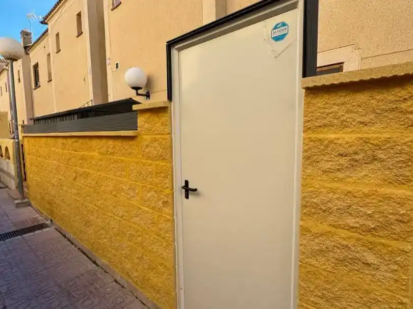 Vista exterior de Dúplex en venda en Torrevieja amb Aire condicionat, Piscina i Balcó