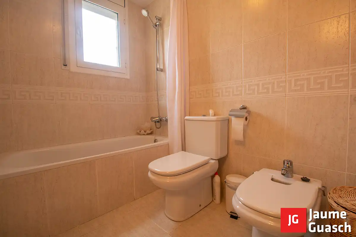 Badezimmer von Einfamilien-Reihenhaus zum Verkauf in Torredembarra mit Klimaanlage, Heizung und Privatgarten