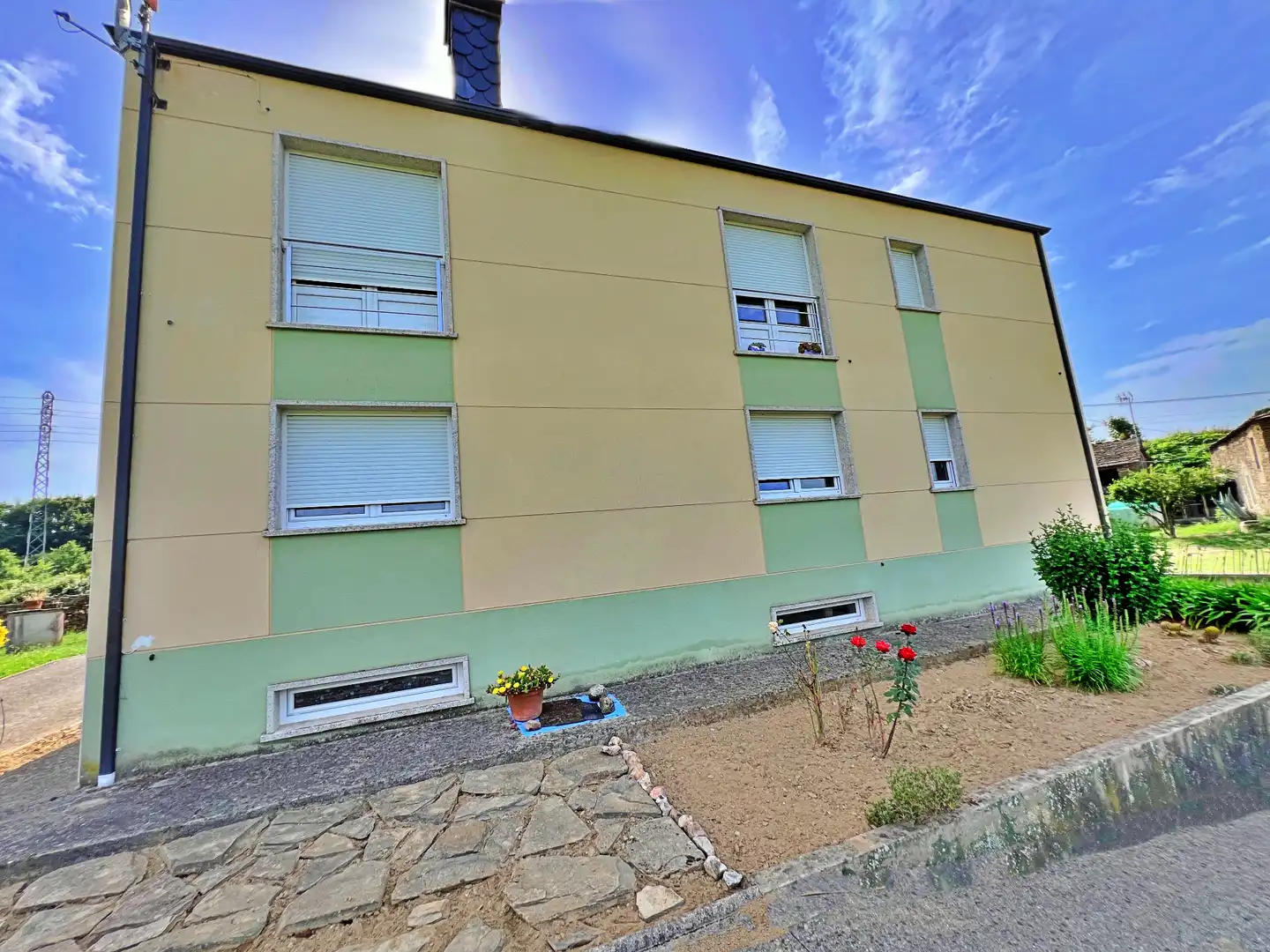Vista exterior de Casa o xalet en venda en Lugo amb Calefacció, Jardí privat i Terrassa