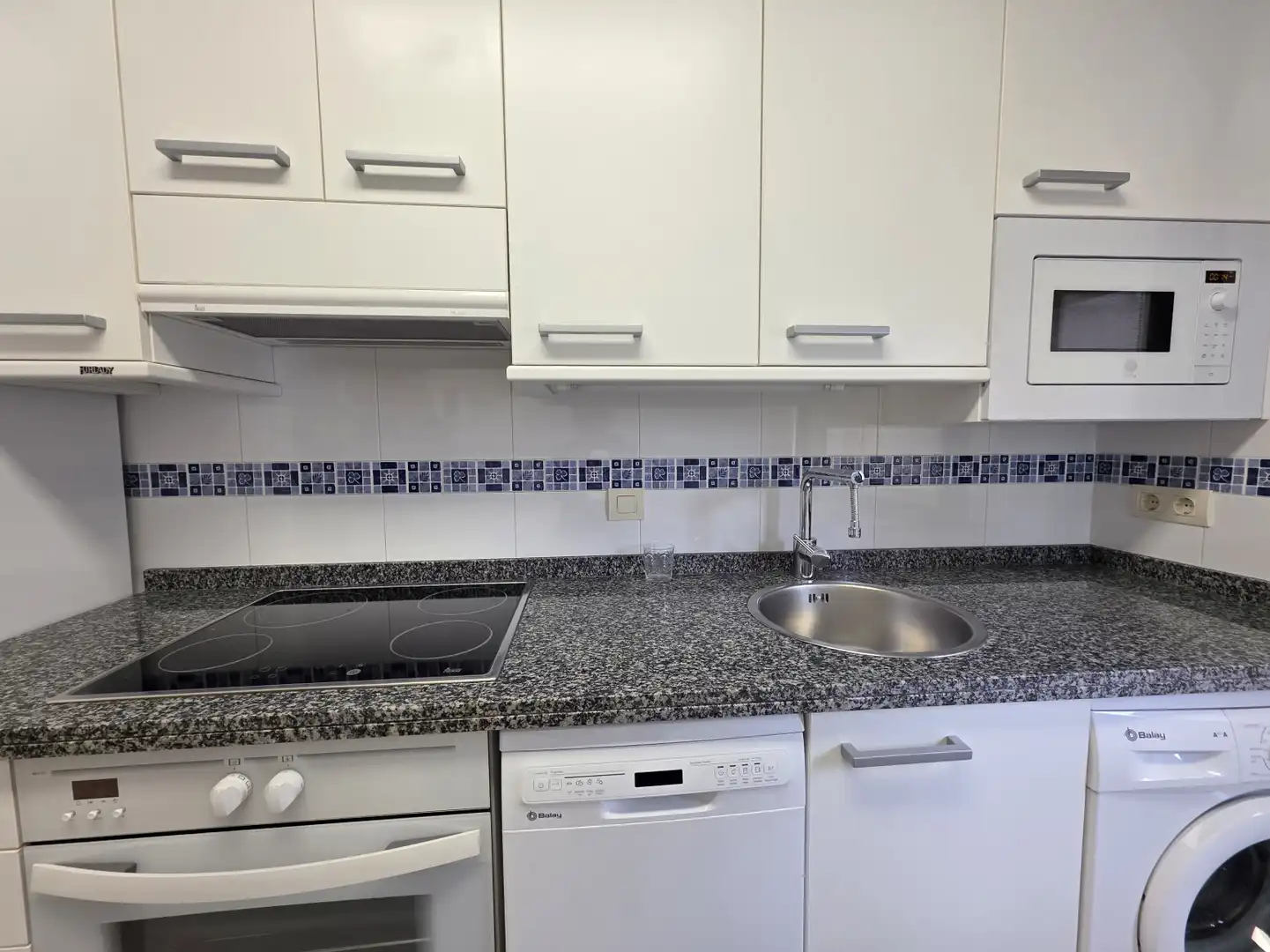 Cuina de Pis de lloguer en Oviedo  amb Calefacció, Parquet i Traster