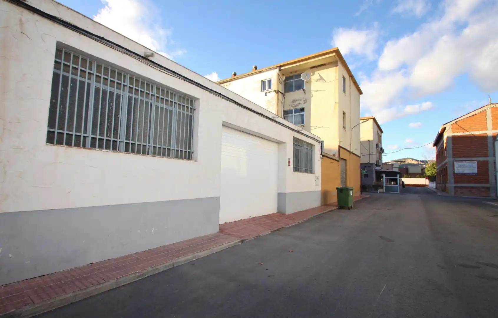 Außenansicht von Fabrikhallen zur Miete in Salinas