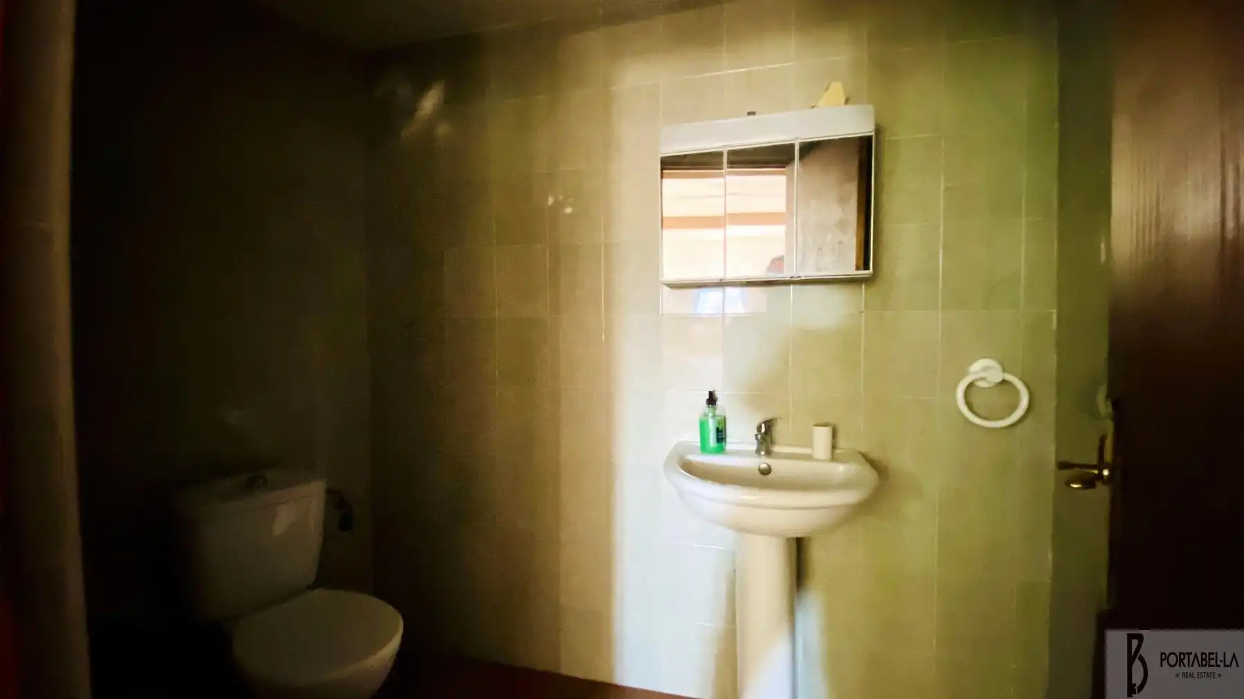 Badezimmer von Einfamilien-Reihenhaus zum Verkauf in Espera mit Klimaanlage und Abstellraum