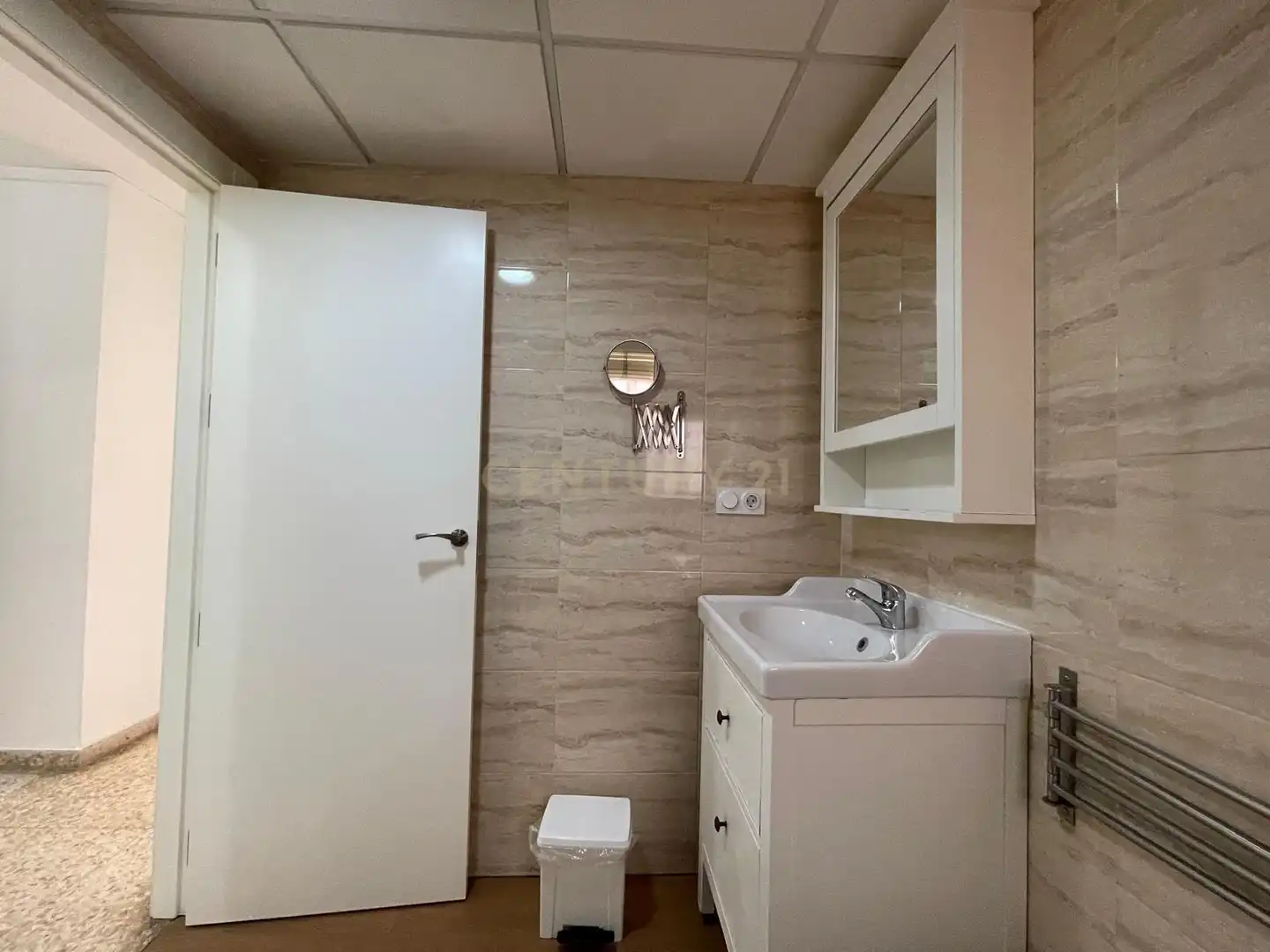 Baño de Piso de alquiler en Granada con Lavadora, Microondas y TV