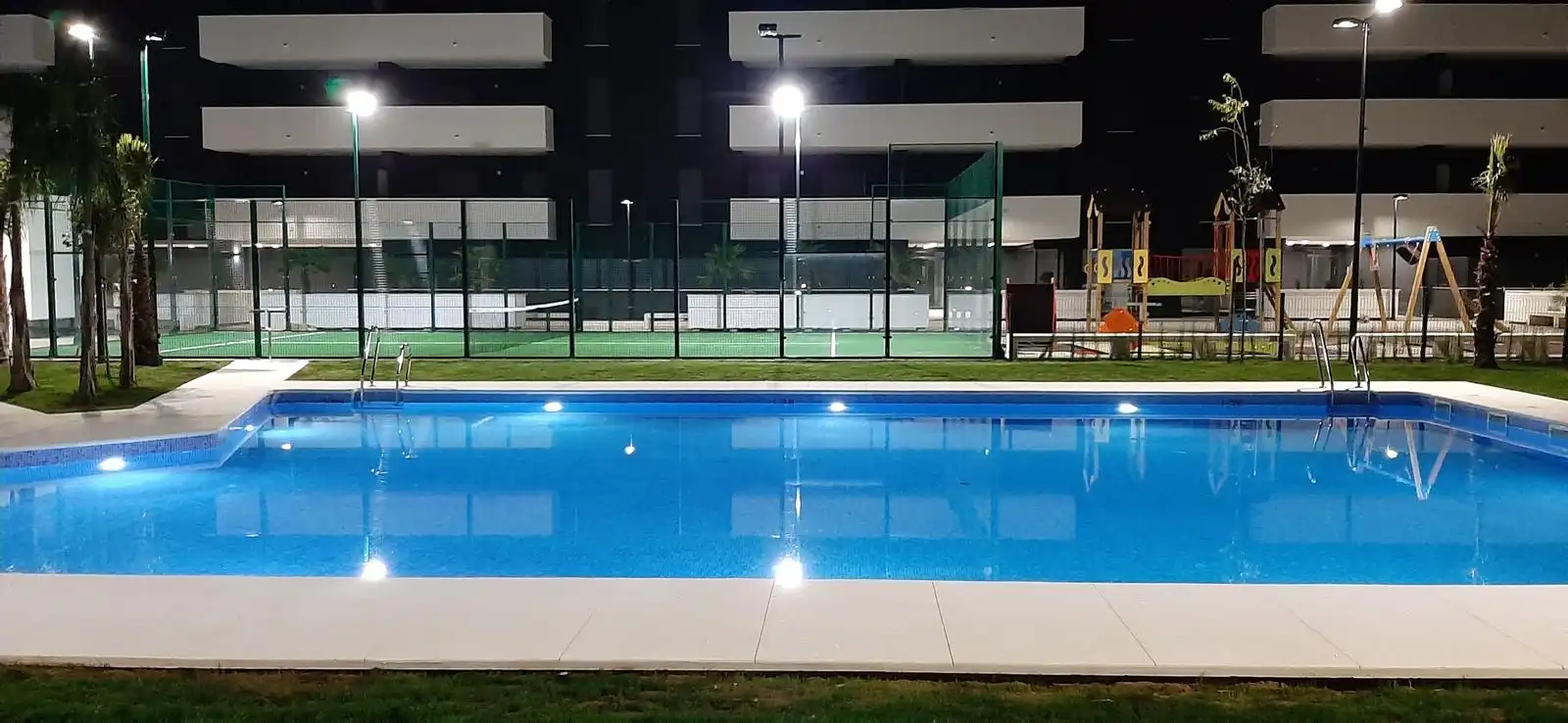 Schwimmbecken von Wohnung zur Miete in La Rinconada mit Klimaanlage, Heizung und Terrasse