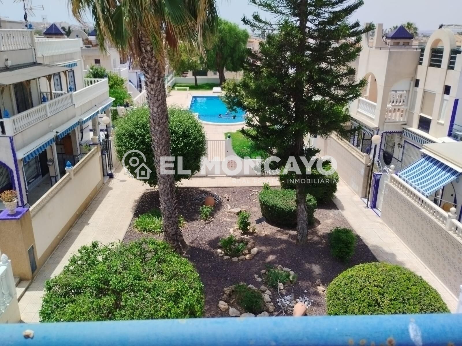 Vista exterior de Casa adosada en venda en Torrevieja amb Aire condicionat, Calefacció i Jardí privat