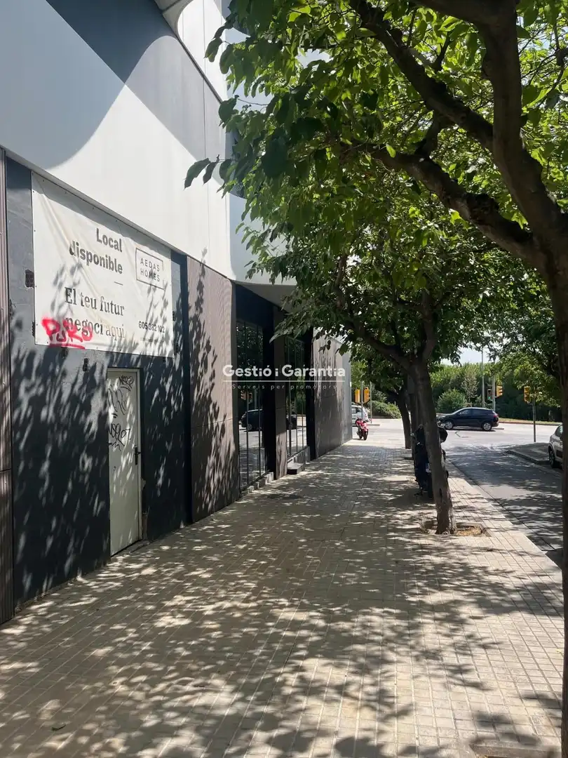 Vista exterior de Local en venta en L'Hospitalet de Llobregat