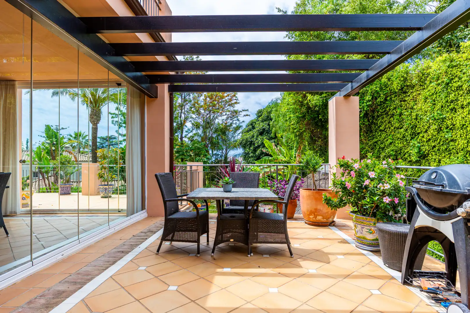 Terrassa de Casa o xalet en venda en Marbella amb Aire condicionat, Jardí privat i Terrassa