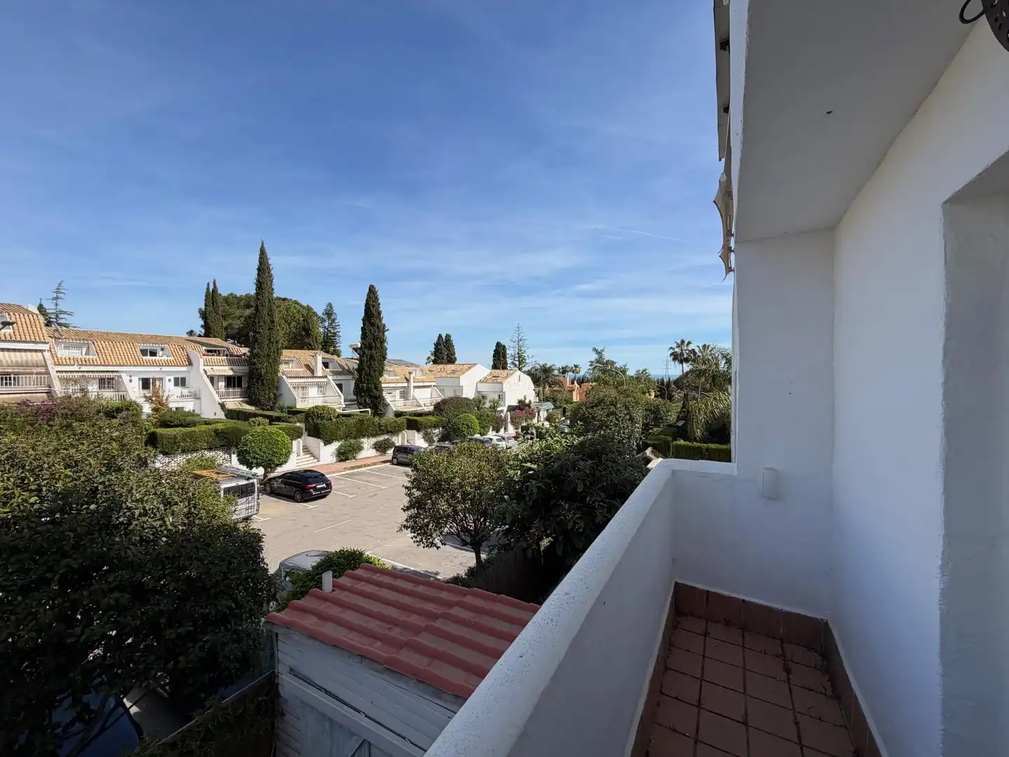 Vista exterior de Casa adosada en venda en Marbella amb Jardí privat, Terrassa i Balcó