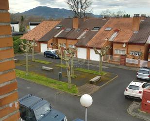 Vista exterior de Casa adosada en venda en Siero amb Calefacció i Jardí privat