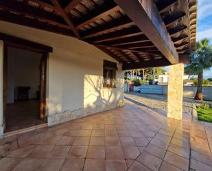 Vista exterior de Casa o xalet de lloguer en Chiclana de la Frontera amb Jardí privat i Piscina comunitària