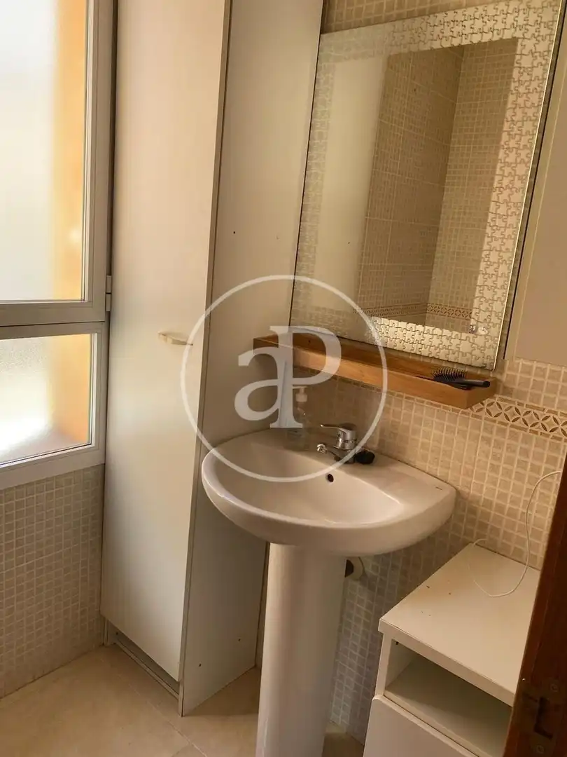 Bany de Dúplex de lloguer en La Pobla de Vallbona amb Aire condicionat, Calefacció i Jardí privat