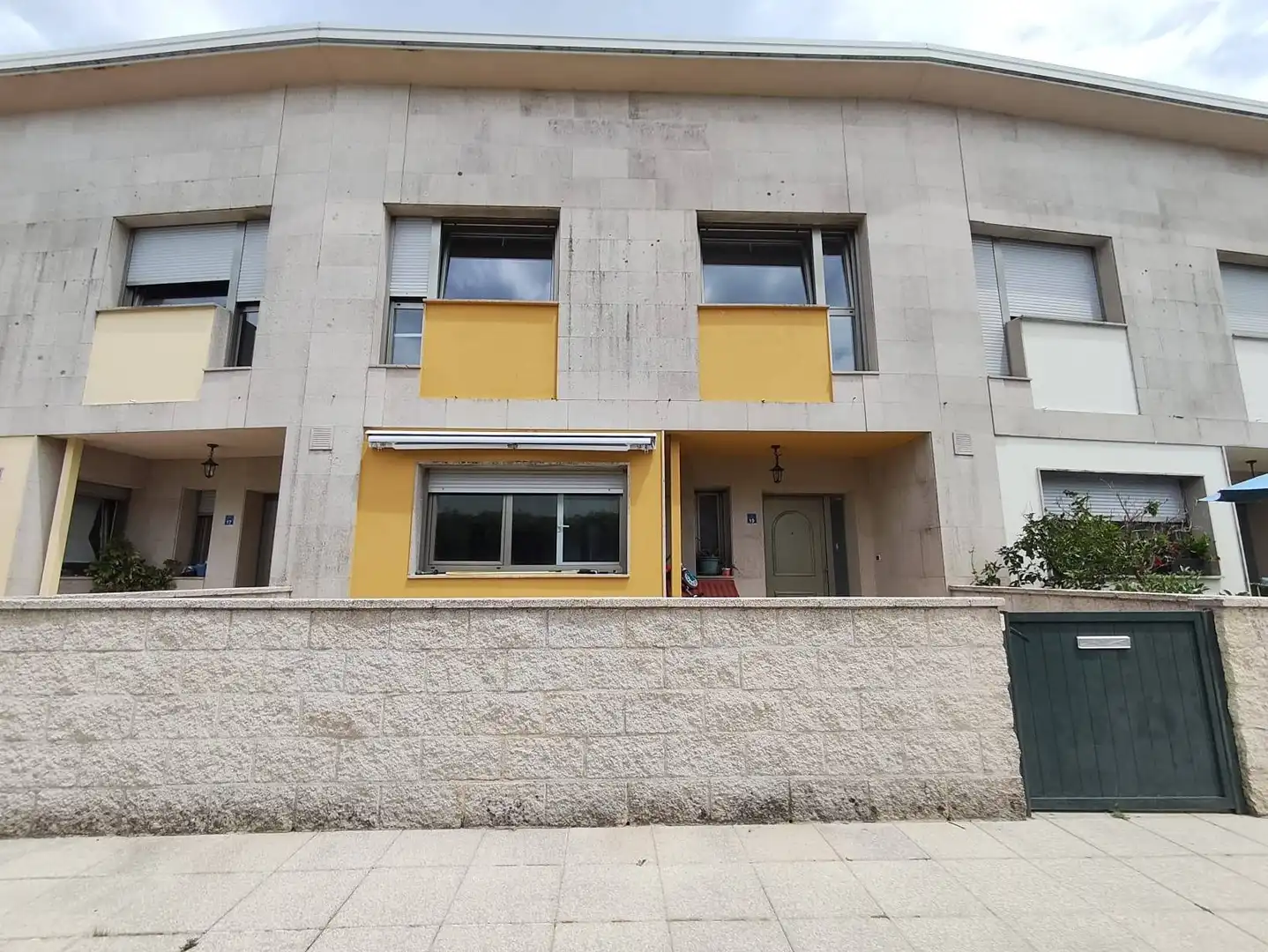 Vista exterior de Casa adosada en venta en Teo con Calefacción, Jardín privado y Terraza