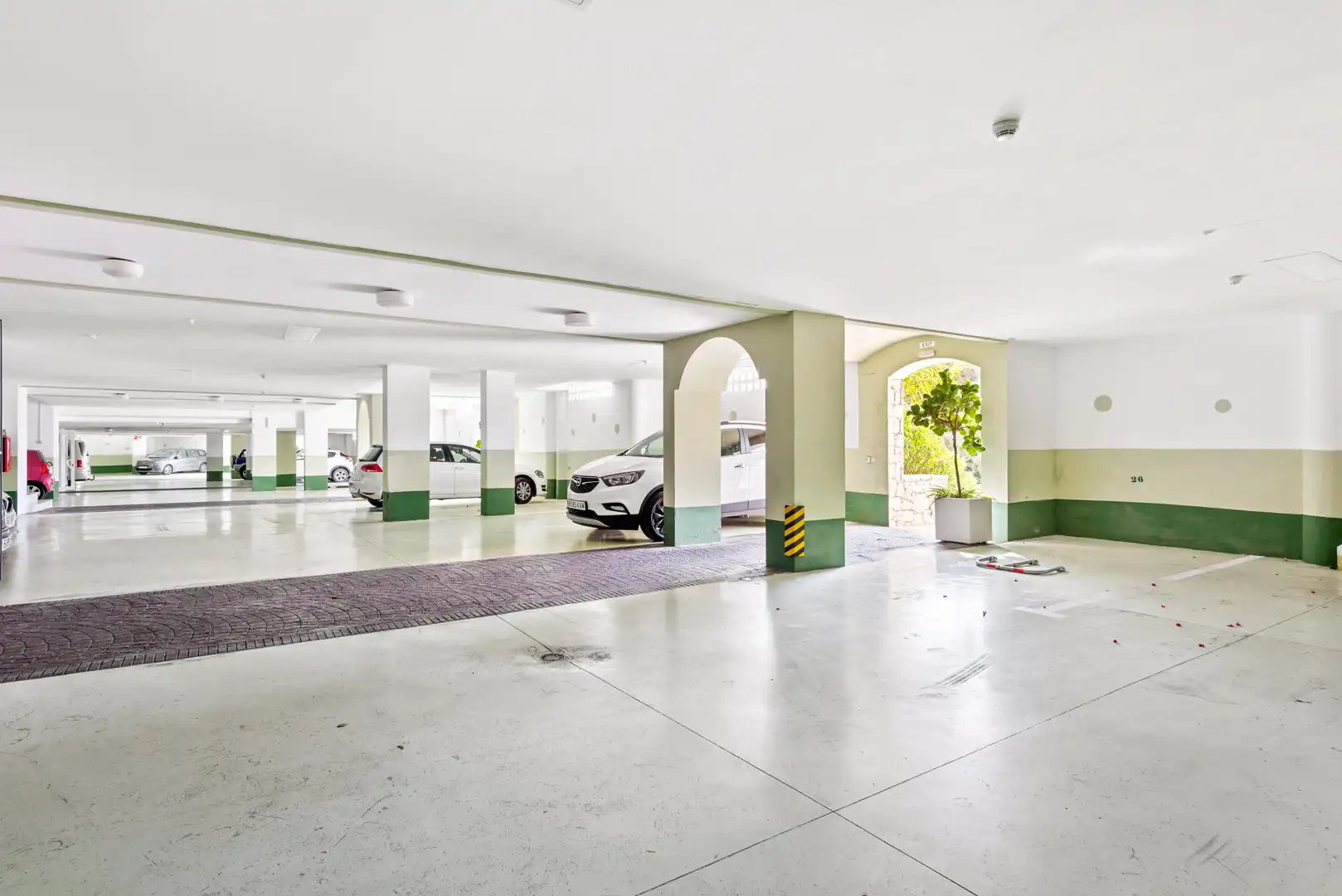 Parking de Ático de alquiler en Marbella con Aire acondicionado, Calefacción y Jardín privado