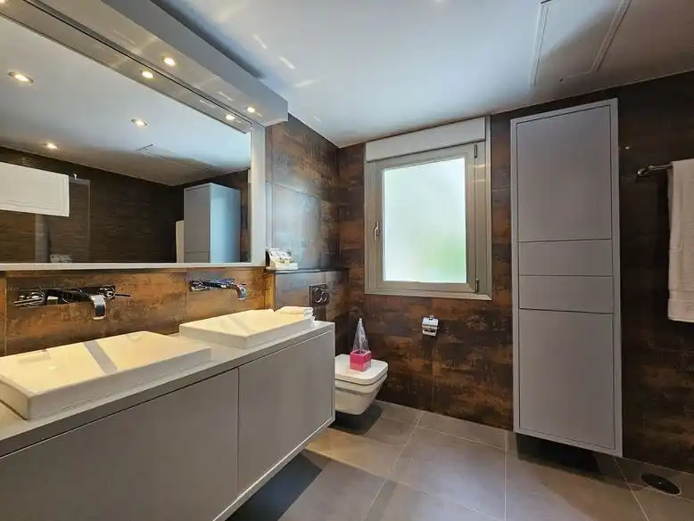 Badezimmer von Wohnungen zum Verkauf in Benahavís mit Klimaanlage, Terrasse und Möbliert