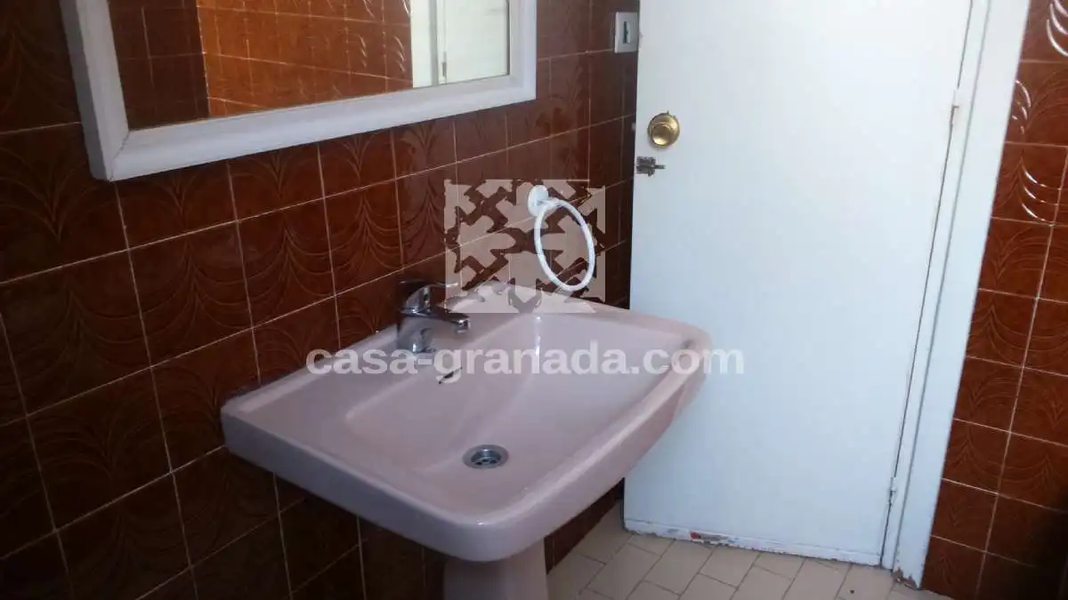 Badezimmer von Wohnung zum Verkauf in Granada mit Möbliert und Balkon