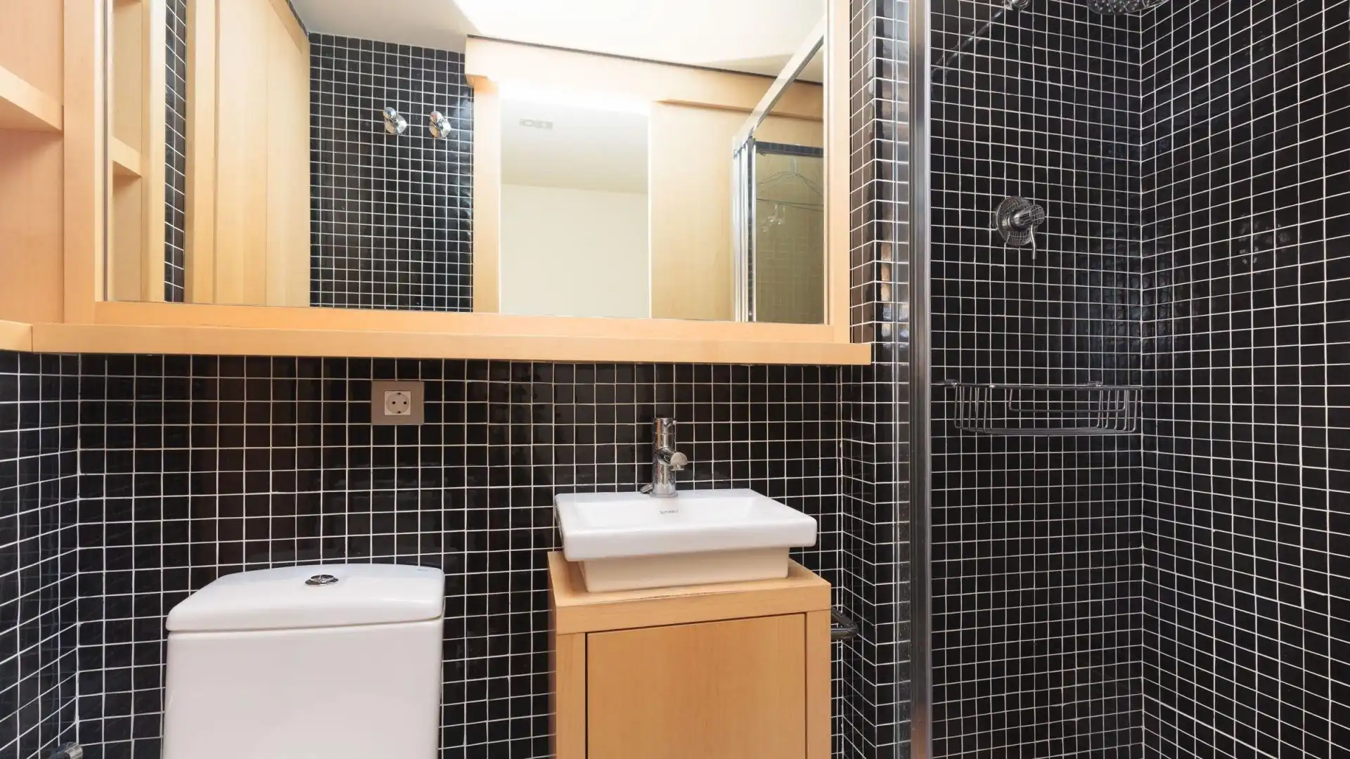 Bathroom of Flat for rent in Barcelona  with Private garden, Parquet flooring and Terrace