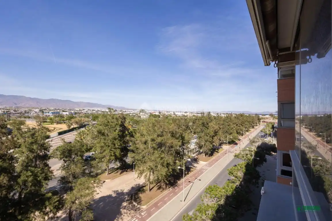 Vista exterior de Piso en venta en Almería con Terraza, Trastero y Piscina comunitaria