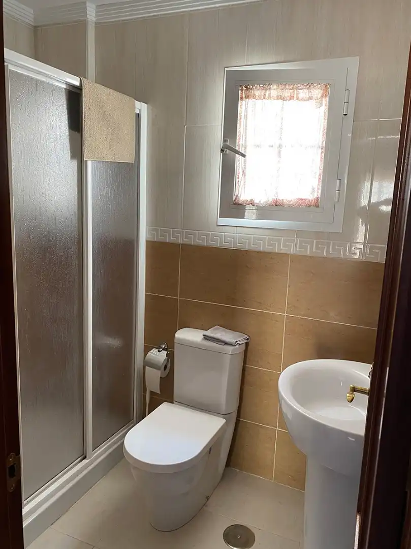 Baño de Dúplex de alquiler en La Algaba con Terraza y Amueblado