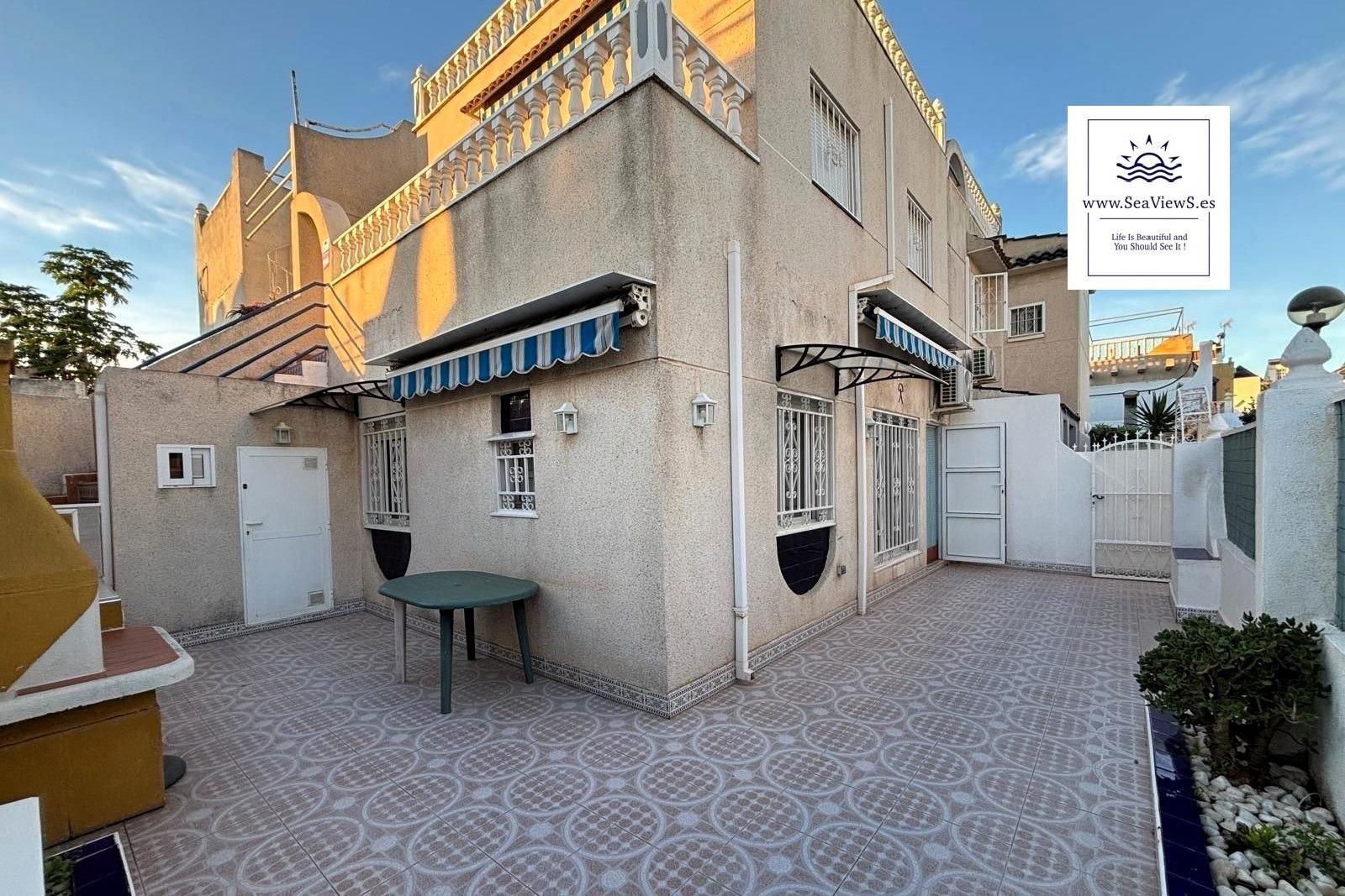 Vista exterior de Casa adosada en venda en Torrevieja amb Aire condicionat, Calefacció i Jardí privat