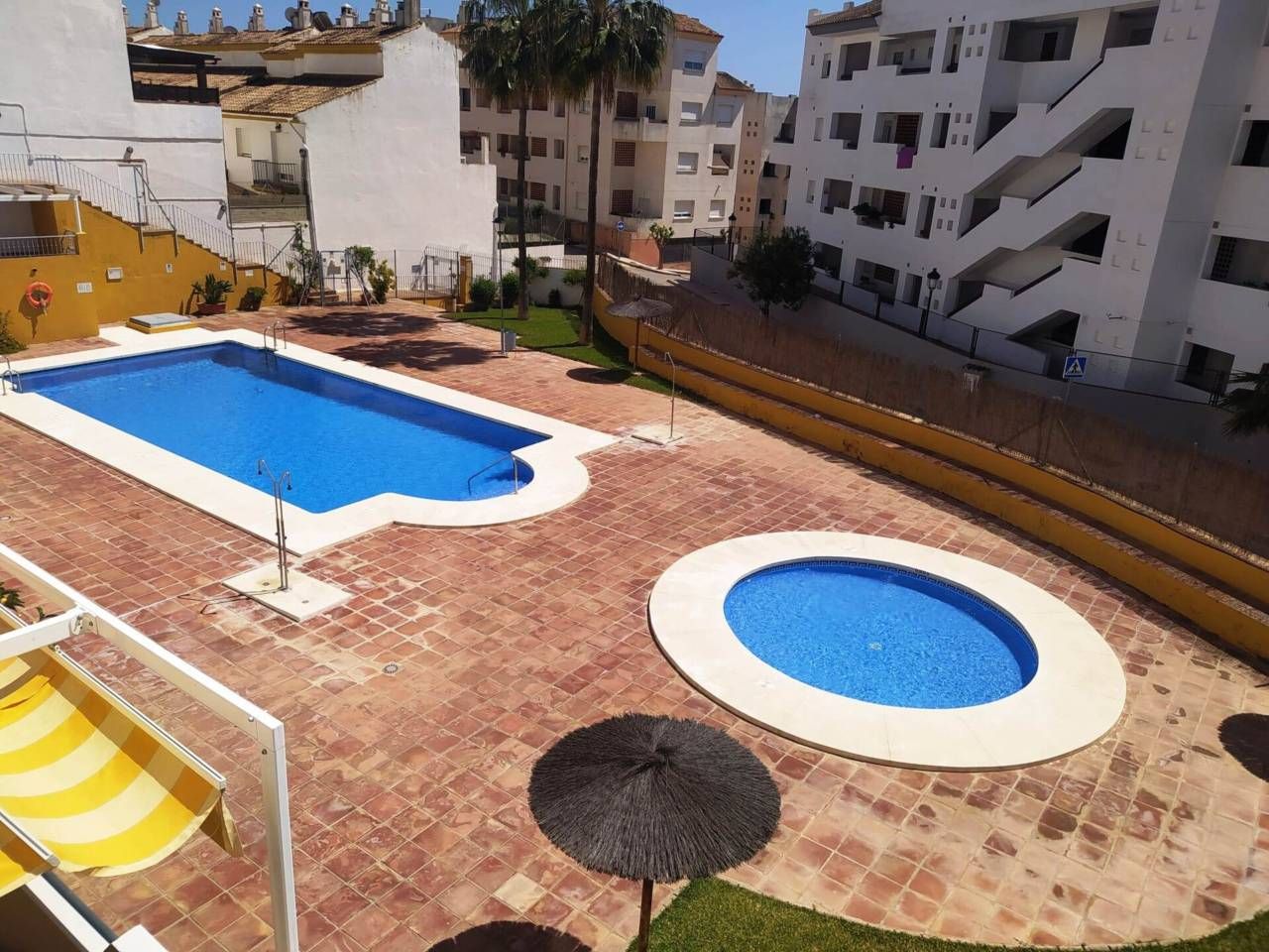 Schwimmbecken von Maisonette zum Verkauf in Manilva mit Klimaanlage, Heizung und Terrasse