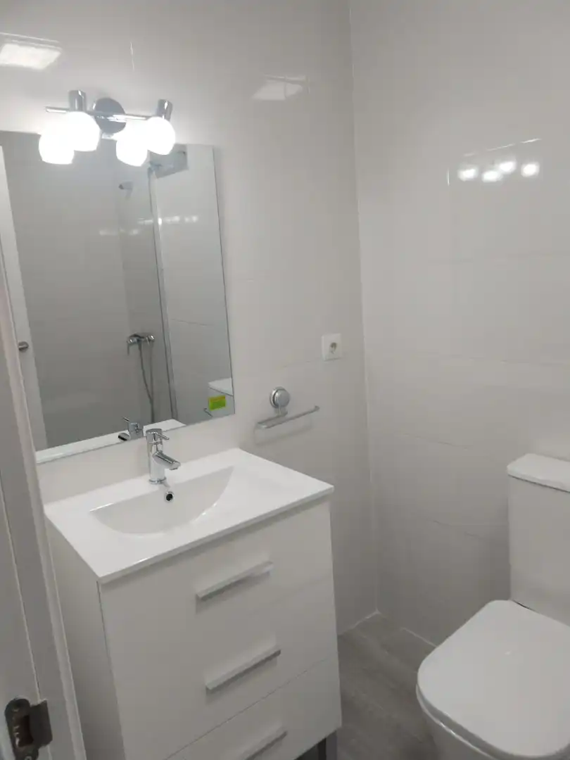 Baño de Piso de alquiler en Huelva con Amueblado y Lavadora