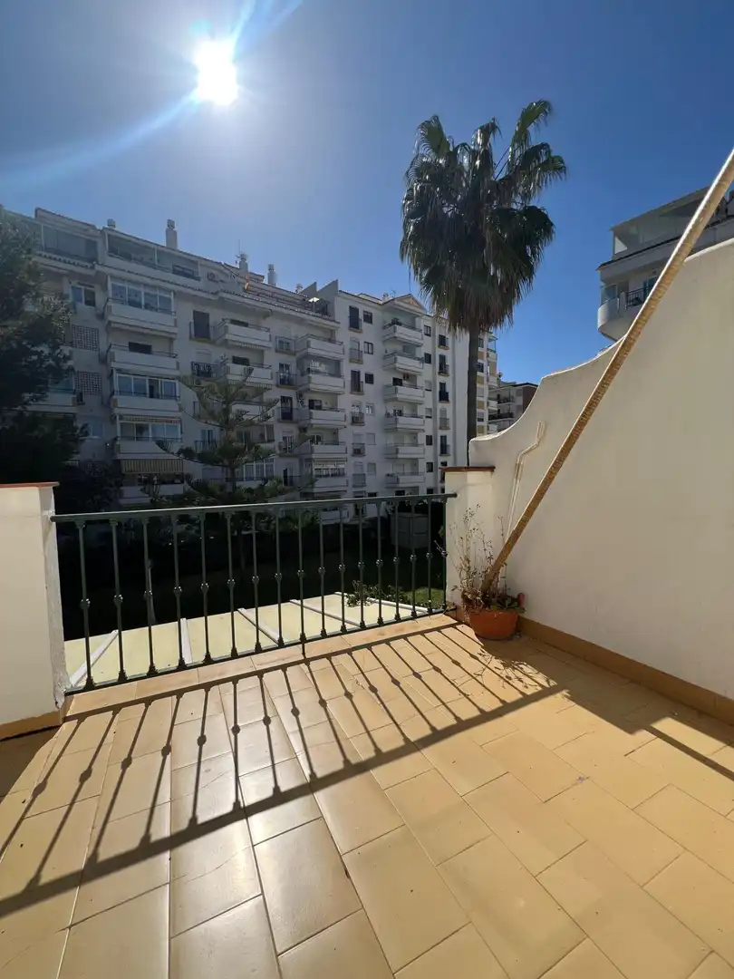 Vista exterior de Casa adosada en venda en Fuengirola amb Aire condicionat, Jardí privat i Terrassa